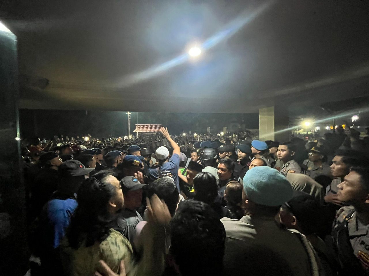 Ratusan Warga Datangi Polres Sintang, Tiga Terduga Pekerja PETI Dibebaskan