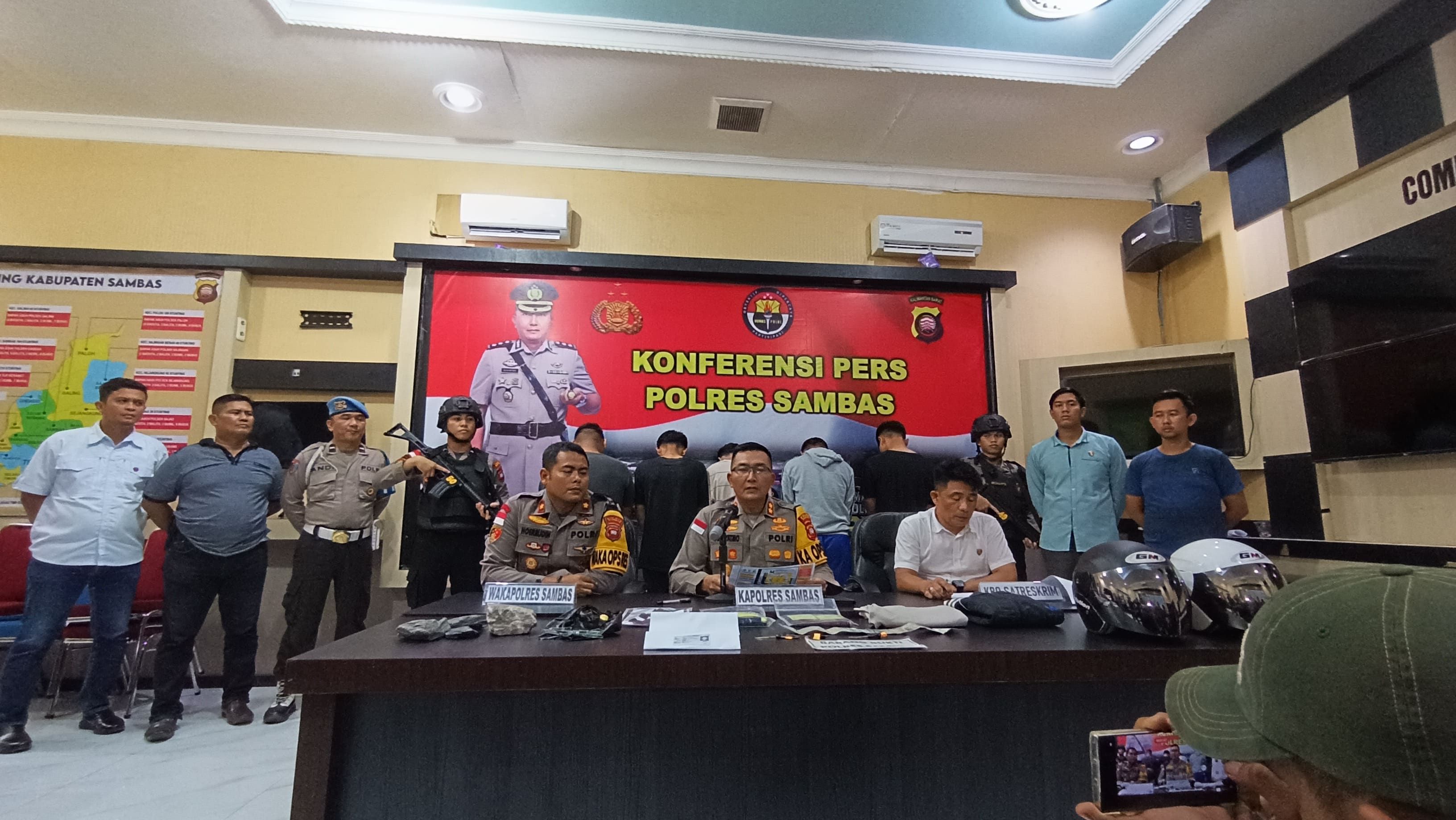Pelaku Tertangkap, Polres Sambas Lakukan Presscon Perusakan Kaca Mobil