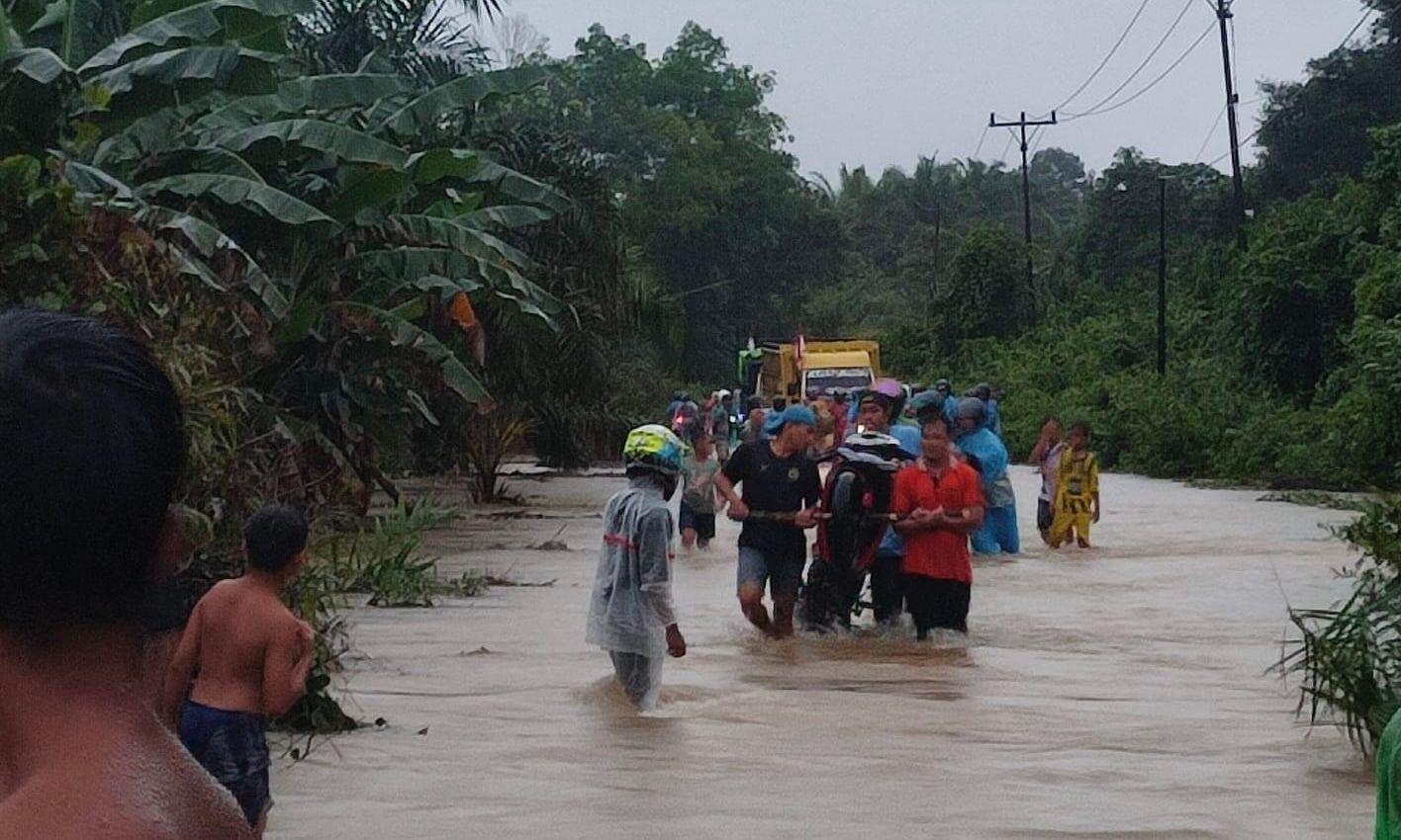 Banjir Setinggi Hampir 1 Meter Genangi Ruas Jalan Subah - Sambas: Warga Diminta Waspada