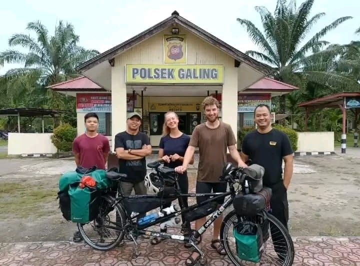 Viral, Kisah 2 Bule Asal Denmark Numpang Nginap di Polsek Galing