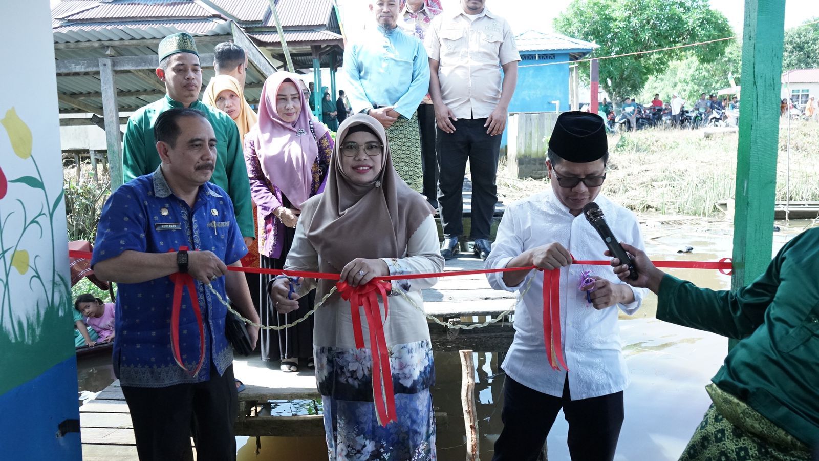 Bupati Sambas Resmikan Perpustakaan Terapung di Desa Tengguli