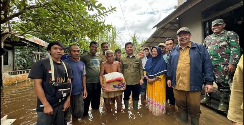 Cepat Tanggap, Bupati Sambas Tinjau Langsung Warga Terdampak Banjir di Sepantai