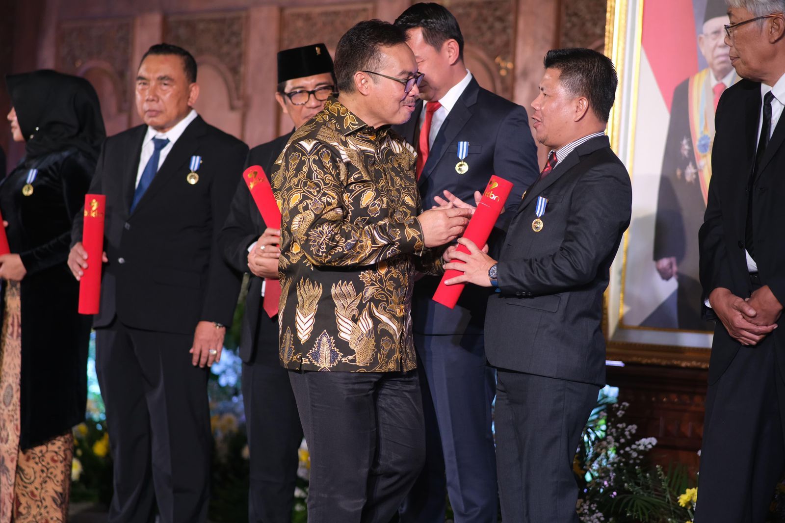 Bupati Sambas H. Satono Terima Penghargaan Manggala Karya Kencana untuk Program Keluarga Berencana dan Penurunan Stunting