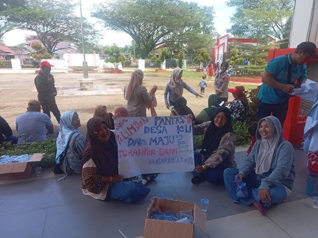 Warga Desa Pelempaan Geruduk Kantor Inspektorat Sambas, Tuntut Usut Dugaan Korupsi Dana Desa