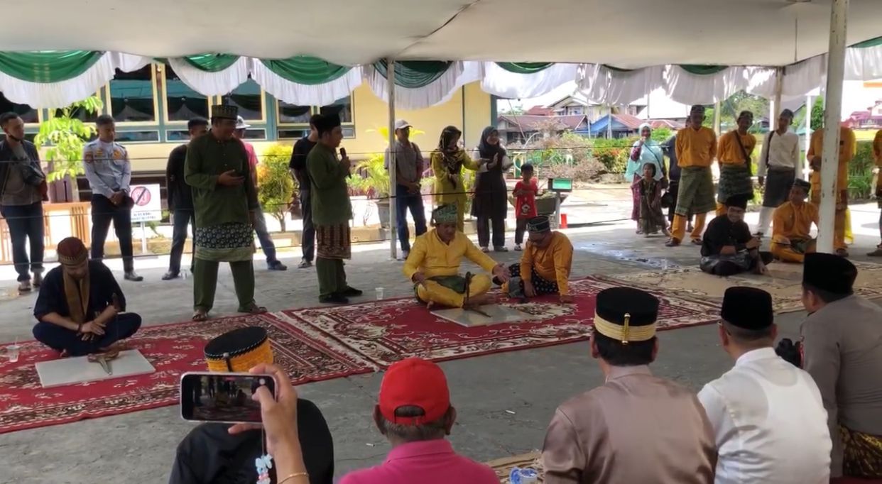 Festival Merindu Keris Sambas: Unjuk Ketangkasan dalam Mendirikan Keris
