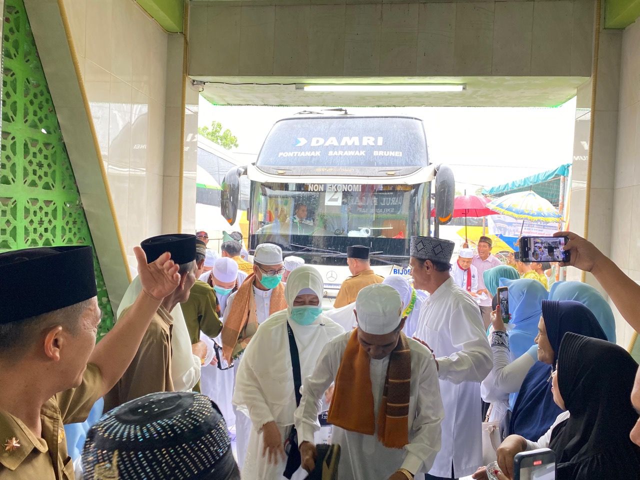 308 Jemaah Haji Kabupaten Sambas Tiba di Selakau, Disambut Haru Keluarga