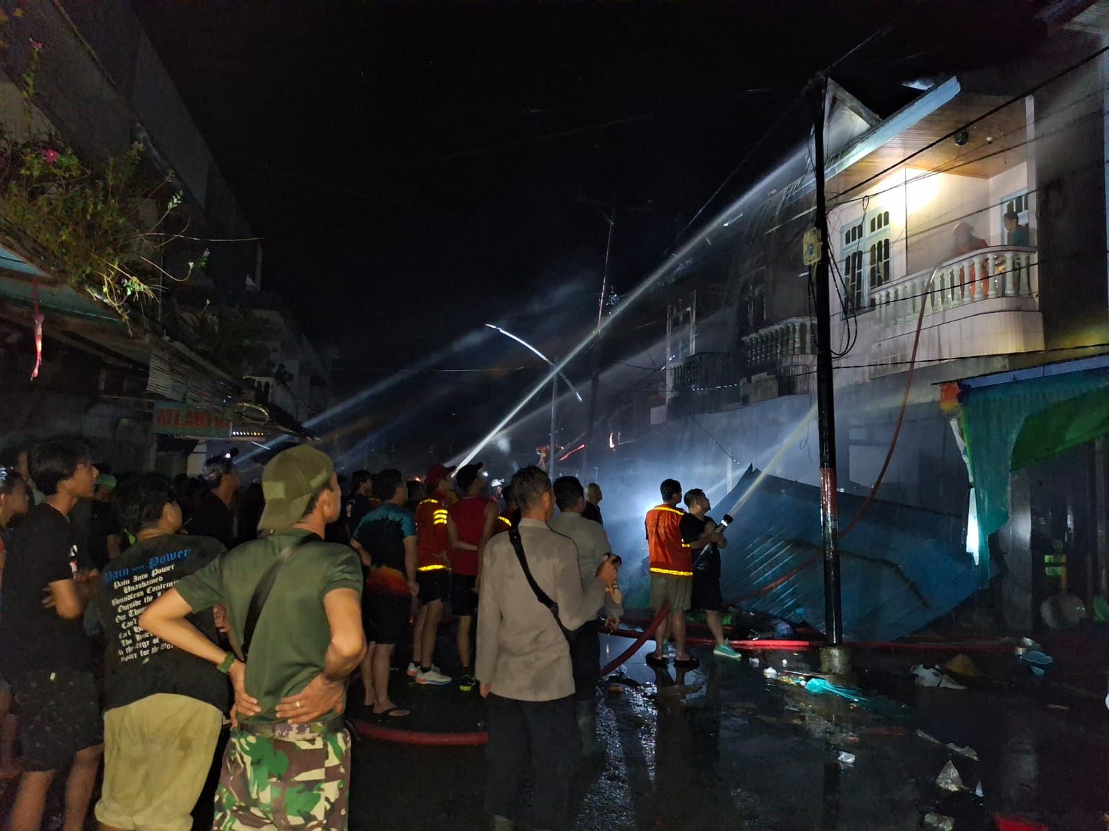 Kerugian Kebakaran di Pasar Sekura Sambas Sekitar 3,2 Miliar, Hanguskan Tiga Ruko