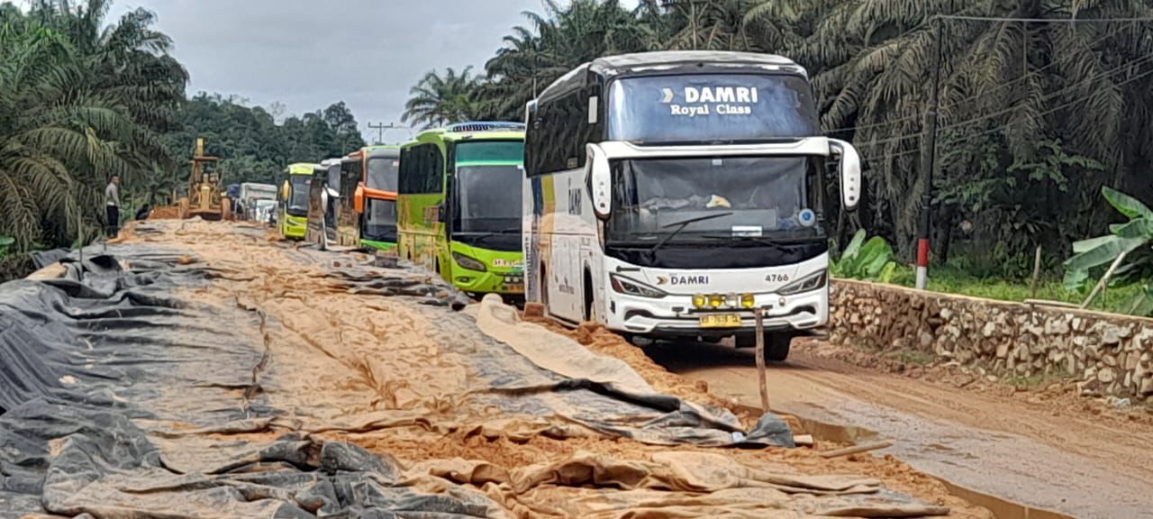 Kronologi Kemacetan di Sungai Kunyit Sekadau, Polres Sekadau Urai Kemacetan Hingga Evakuasi Bus