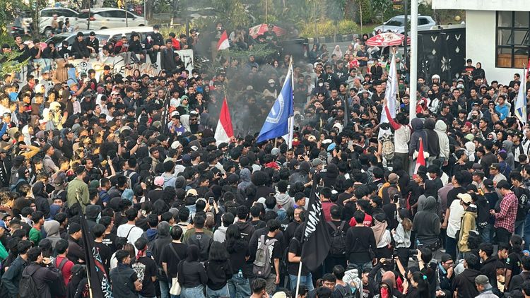 Ricuh Aksi Mahasiswa di Pontianak, Ban Dibakar dan Polisi Tembakkan Gas Air Mata