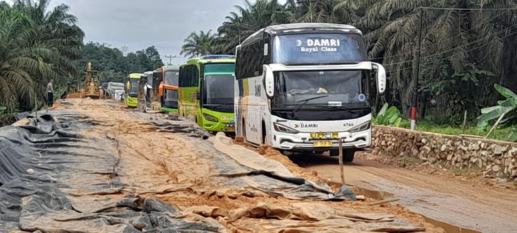 Kronologi Kemacetan di Sungai Kunyit Sekadau, Polres Sekadau Urai Kemacetan Hingga Evakuasi Bus