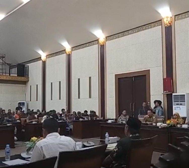 Warga Jawai Datangi DPRD Sambas, Desak Perbaikan Jalan hingga Stabilkan Harga Kelapa