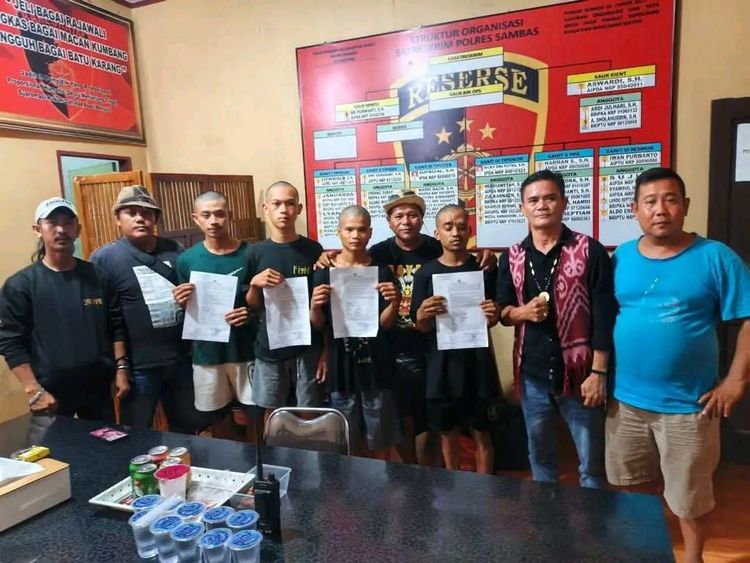 Massa Subah dan Ledo Datangi Polres Sambas, Empat Terduga Penambang PETI Ditangguhkan