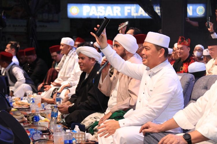 Ribuan Warga Ikuti Kalbar Bersholawat Merah Putih, Ria Norsan Ajak Jaga Kerukunan