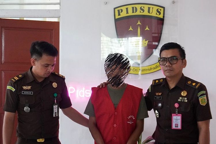 Foto Tersangka Ditahan Kasus Dana Desa Untuk Judi Online