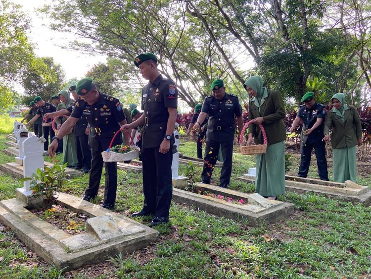 HUT ke-67 Kodam XII/Tanjungpura, Kodim 1208/Sambas Laksanakan Ziarah ke TMP