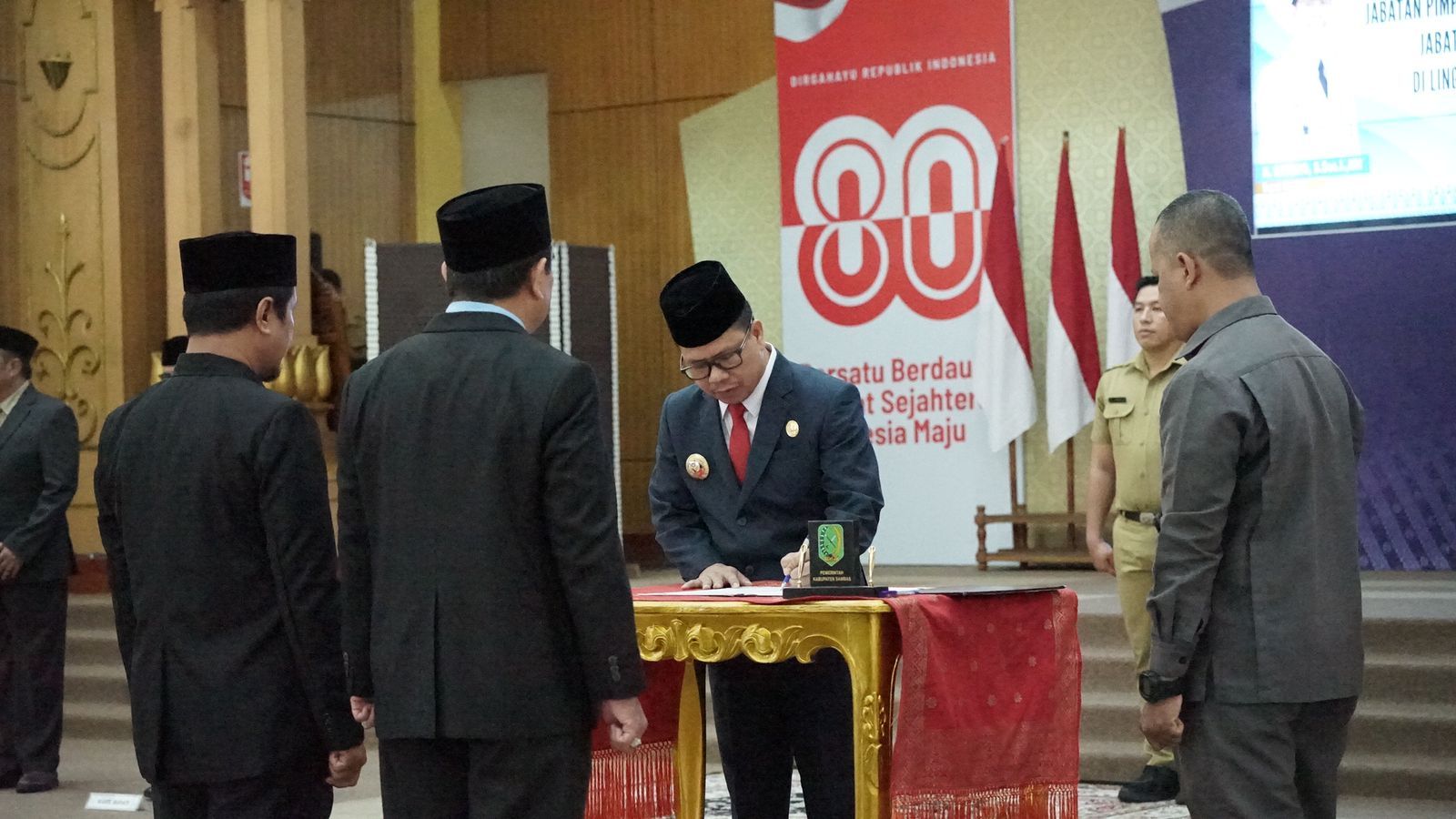 Bupati Sambas Lantik Pejabat Pimpinan Tinggi Pratama, Administrator dan Pengawasan di Lingkungan Pemkab Sambas