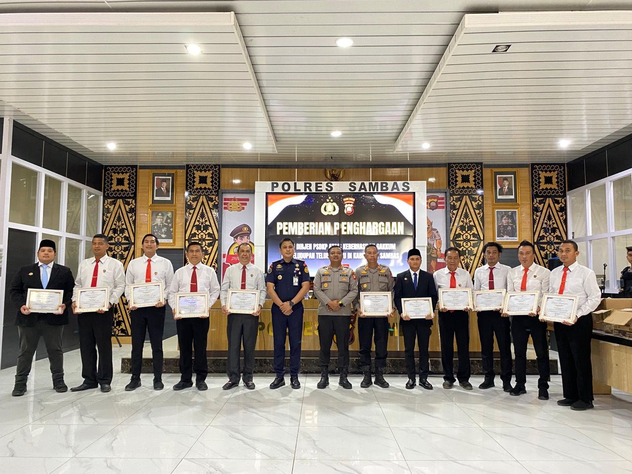 Personel Polres Sambas dan Korwil BIN Terima Penghargaan atas Keberhasilan Gagalkan Penyelundupan Telur Penyu