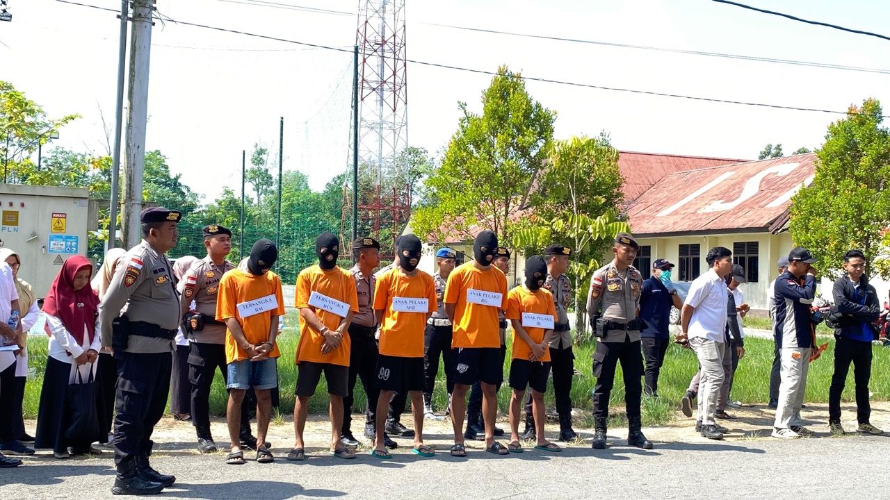 Polres Sambas Gelar Rekonstruksi Perkara Penganiayaan di Semparuk yang Menyebabkan Kematian