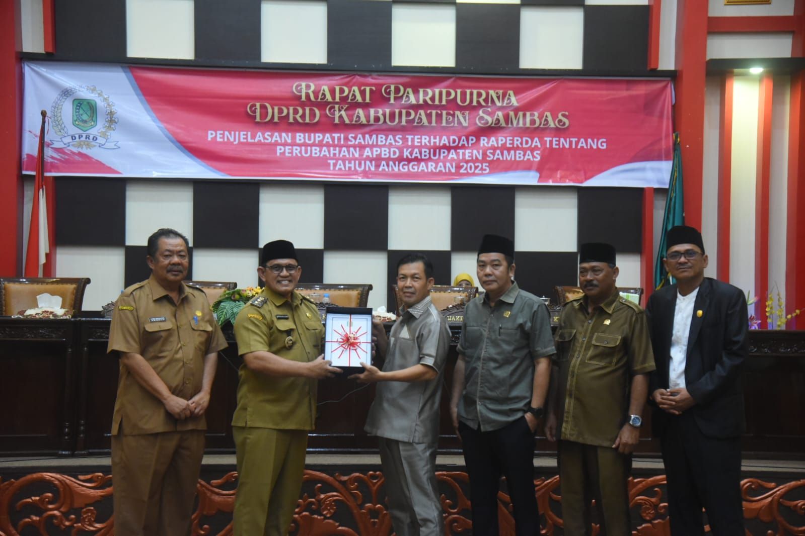 Raperda Perubahan APBD 2025 Sambas Disampaikan: Target Pendapatan Daerah Turun Menjadi 2,84 Persen