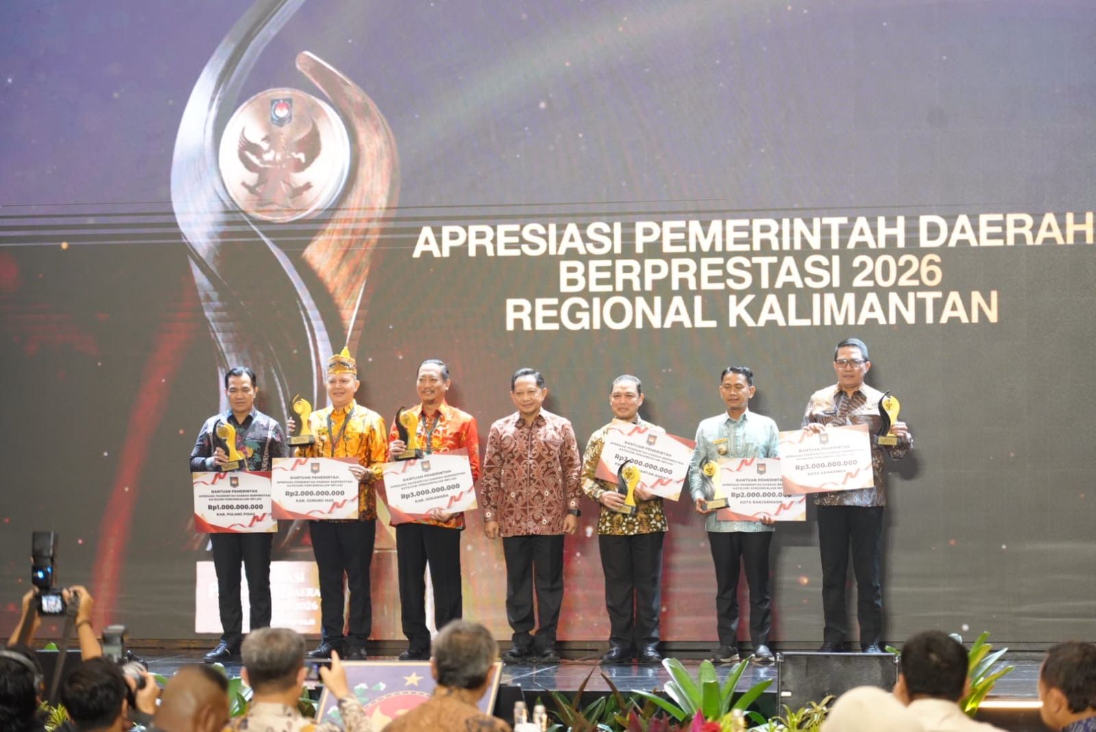 Program Creative Financing Dorong Ekonomi Masyarakat, Ria Norsan Raih Dua Award Nasional