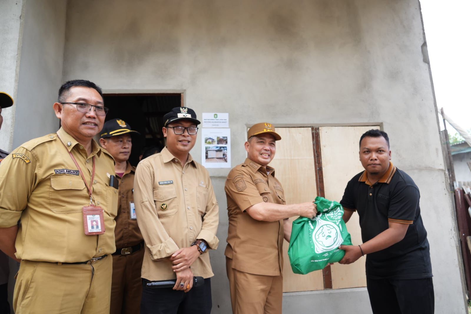 Ria Norsan Tinjau Program Bedah Rumah di Ketapang, Pastikan Tepat Sasaran