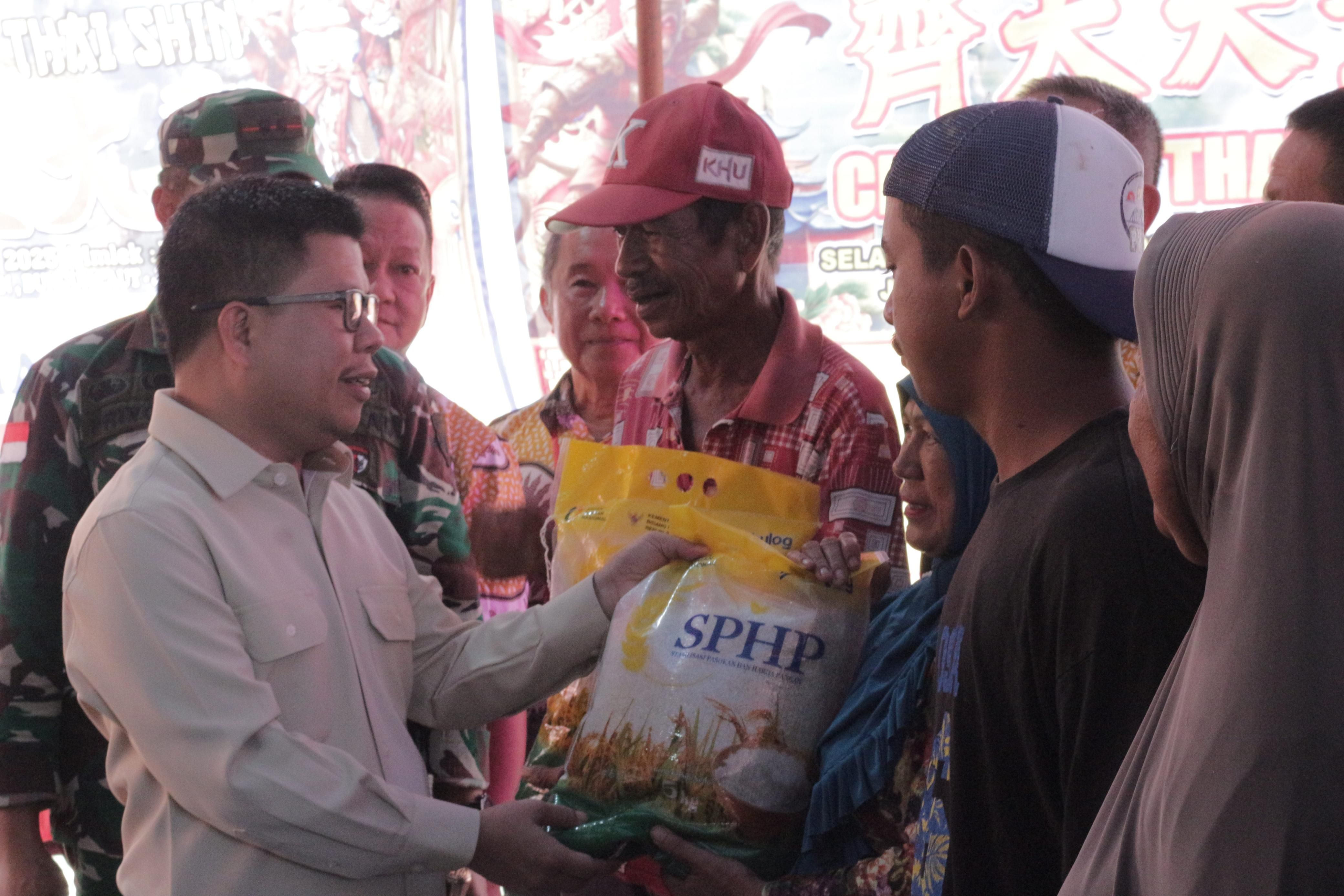 Pemkab Sambas Genjot Stabilitas Harga, 3 Ton Beras SPHP Digelontorkan Lewat Pasar Murah Jawai