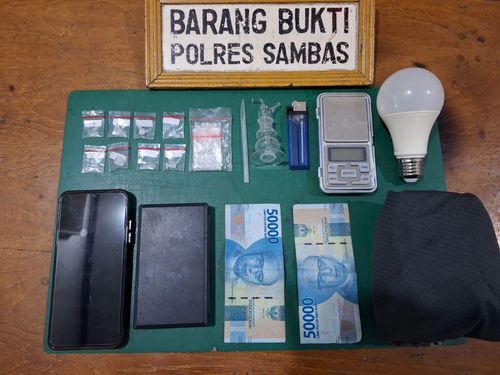 Gerebek Rumah di Tebas, Satresnarkoba Polres Sambas Amankan Dua Terduga Bandar Sabu