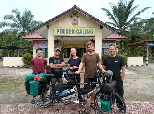 Viral, Kisah 2 Bule Asal Denmark Numpang Nginap di Polsek Galing