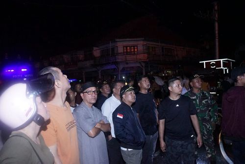 Bupati Tinjau Langsung Proses Pemadaman Api Peristiwa Kebakaran Pasar Sambas