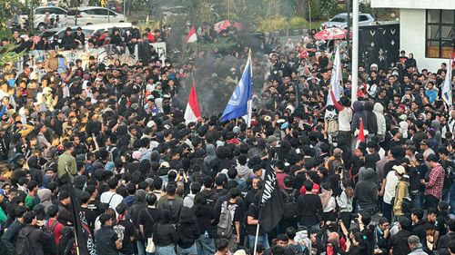 Ricuh Aksi Mahasiswa di Pontianak, Ban Dibakar dan Polisi Tembakkan Gas Air Mata