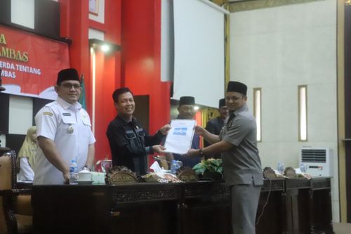 Fraksi-fraksi DPRD Sambas Sampaikan Pandangan Umum terhadap Raperda Perubahan APBD 2025