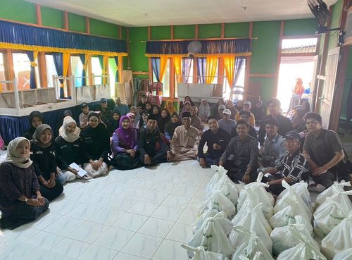 IMTEK Bagikan Puluhan Paket Sembako di Teluk Keramat, Peringati Hari Jadi Kota Sambas ke-395 dan Milad ke-26