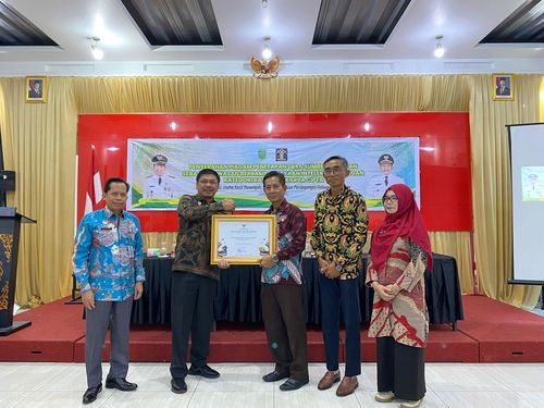Kanwil Kemenkum Kalbar Serahkan Piagam Penetapan Desa Sumber Harapan sebagai Kawasan Berbasis Kekayaan Intelektual