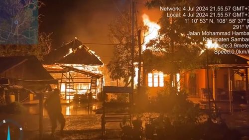 Kebakaran Hanguskan 3 Unit Rumah di Penjajab, Kapolsek Pemangkat Turun Tangan