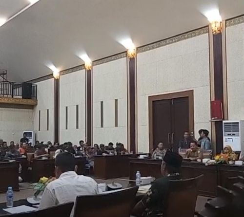 Warga Jawai Datangi DPRD Sambas, Desak Perbaikan Jalan hingga Stabilkan Harga Kelapa