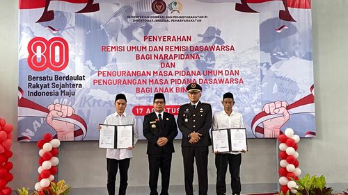 Bupati Sambas Serahkan 224 SK Remisi Umum dan 247 SK Remisi Dasawarsa Warga Binaan Rutan Sambas