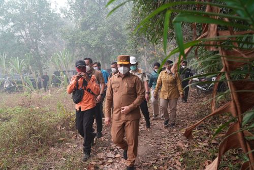 Di Tengah Medan Terjal, Warga, Relawan dan Ria Norsan Bersama Padamkan Karhutla