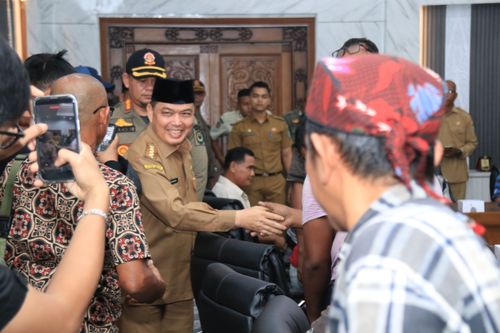 Puluhan Sopir Truk Temui Gubernur Norsan, Keluhkan BBM Subsidi dan Sistem Barcode