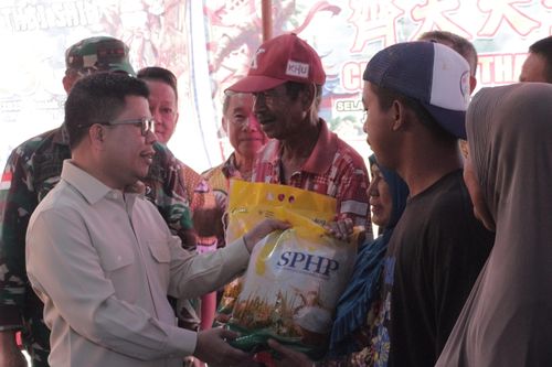 Pemkab Sambas Genjot Stabilitas Harga, 3 Ton Beras SPHP Digelontorkan Lewat Pasar Murah Jawai