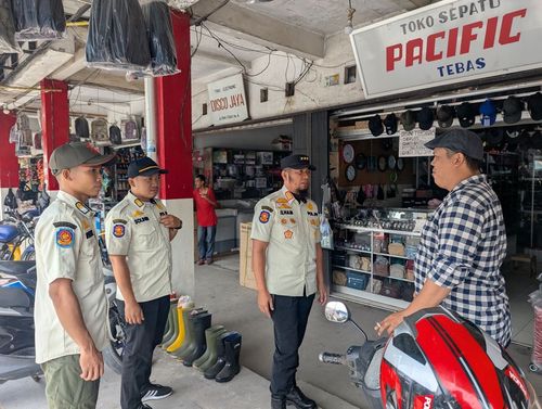 Satpol PP Sambas Tertibkan PKL dan Parkiran di Pedestrian Pasar Tebas