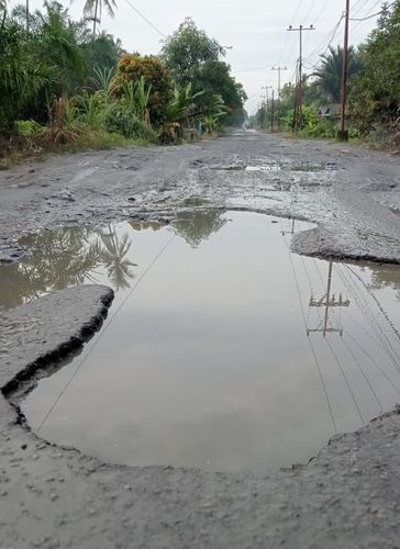 Miris Jalan Rusak di Sepinggan Gelik Keluhkan Keterlambatan Perbaikan