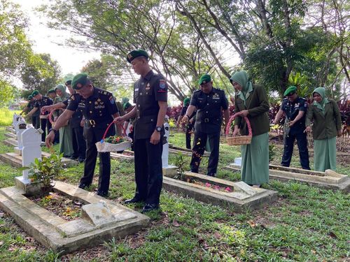 HUT ke-67 Kodam XII/Tanjungpura, Kodim 1208/Sambas Laksanakan Ziarah ke TMP