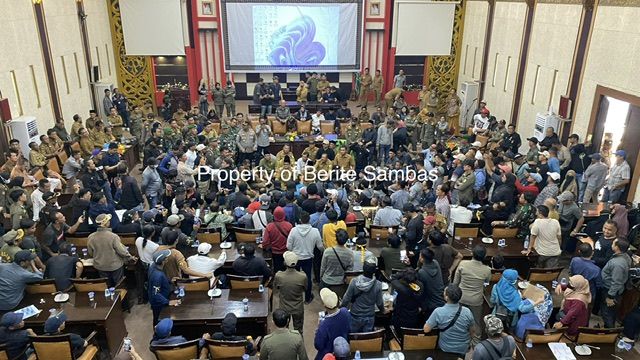 Aliansi Rakyat Bersuara Gelar Aksi Demo di DPRD Sambas, Sampaikan Keluhan Masyarakat