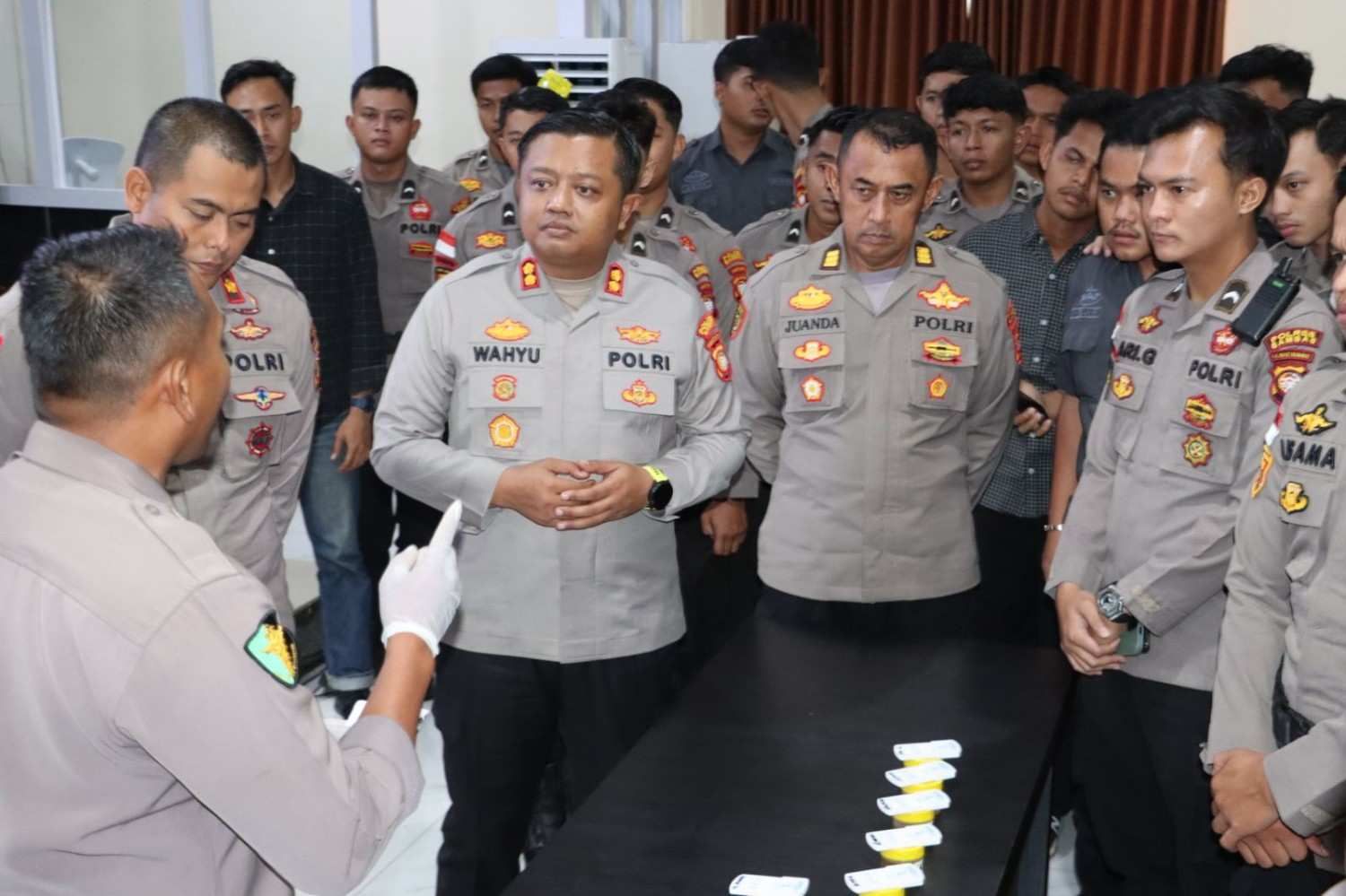 Polres Sambas Gencarkan Bina Mental dan Tes Urine Dadakan: Sikat Narkoba, Perkuat Integritas Anggota