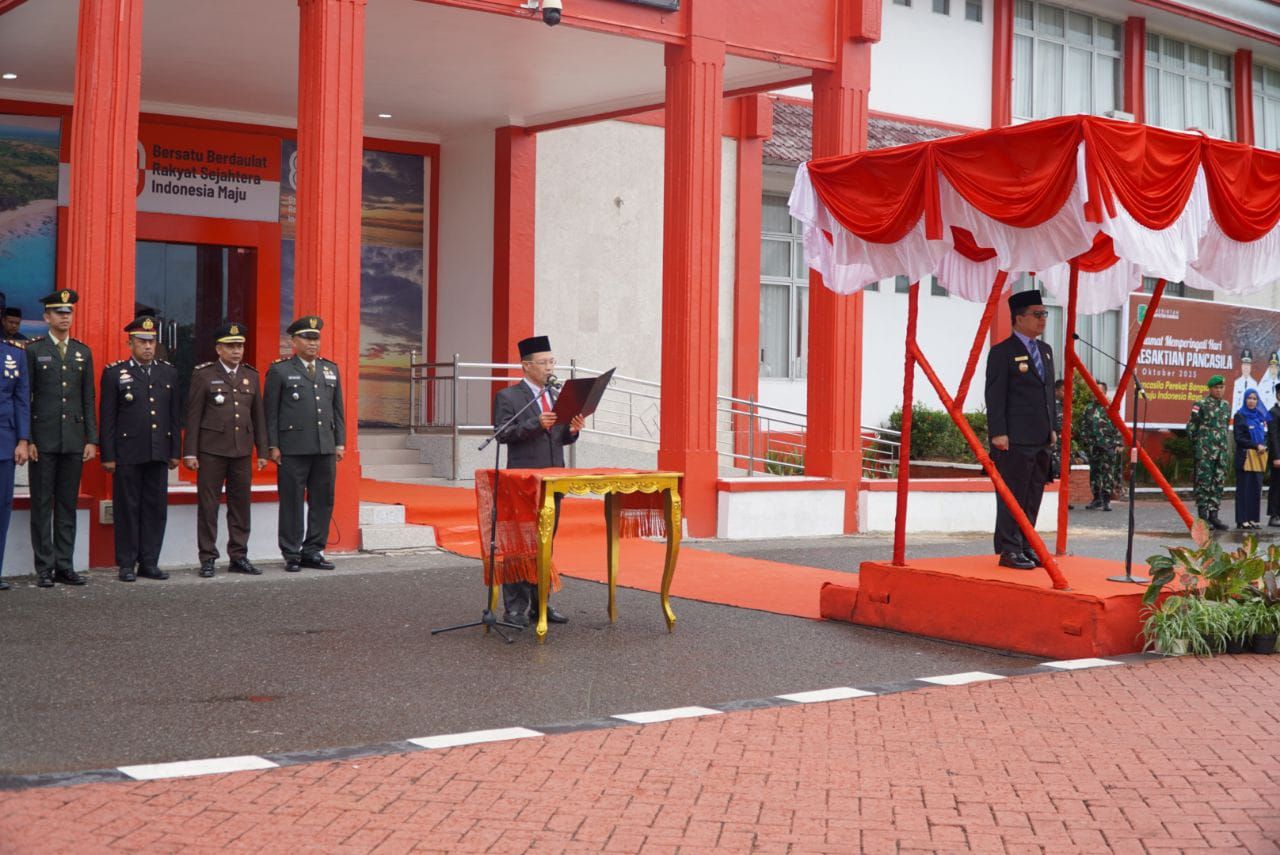Upacara Peringatan Hari Kesaktian Pancasila di Sambas Berlangsung Khidmat di Tengah Gerimis